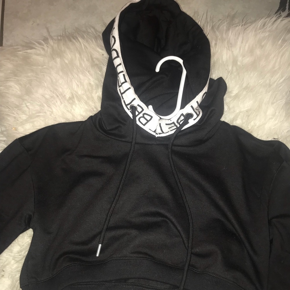 CROPPED BLACK HOODIE